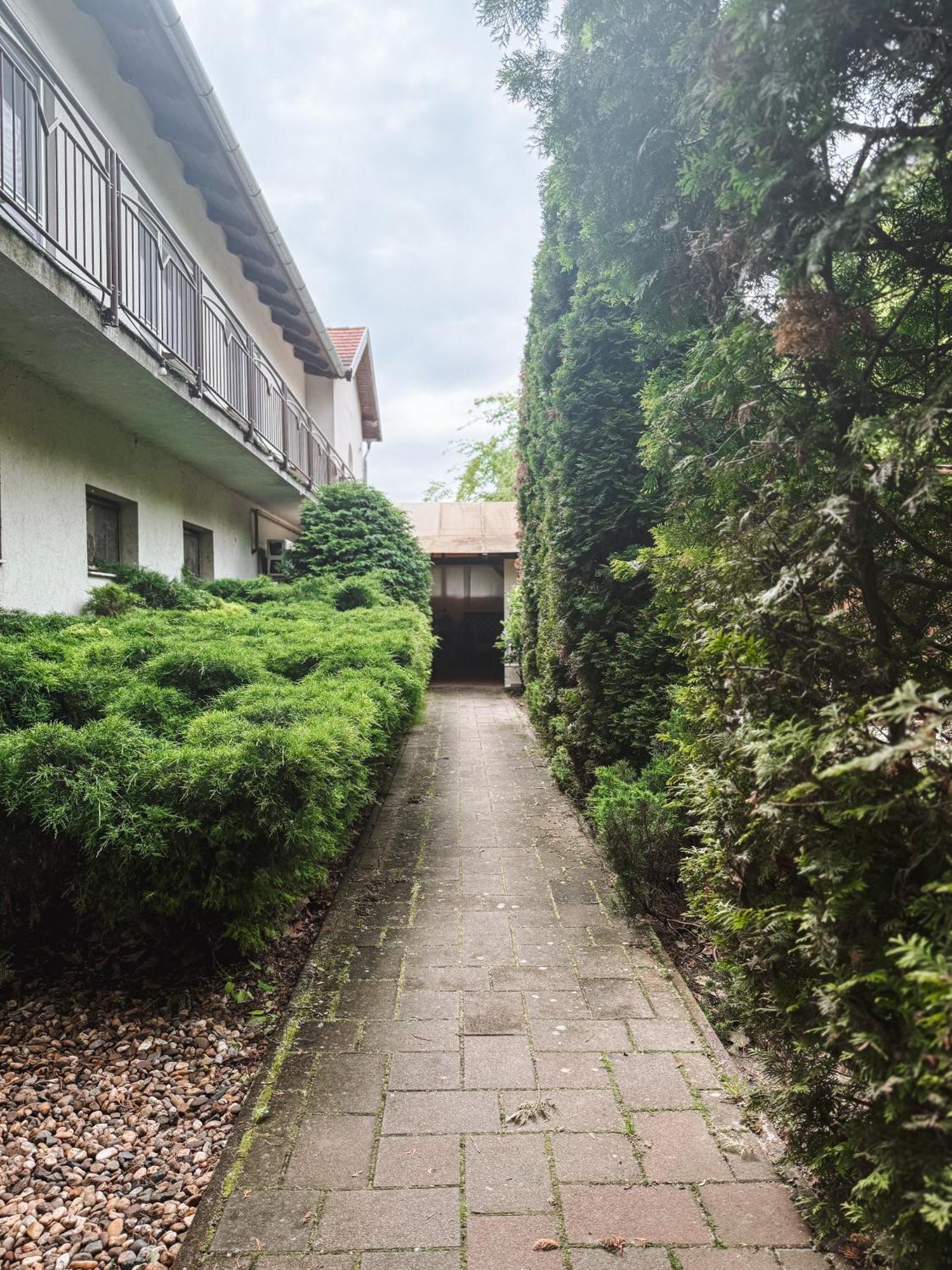 Sobri Halaszcsarda Es Panzio Baja Exteriör bild