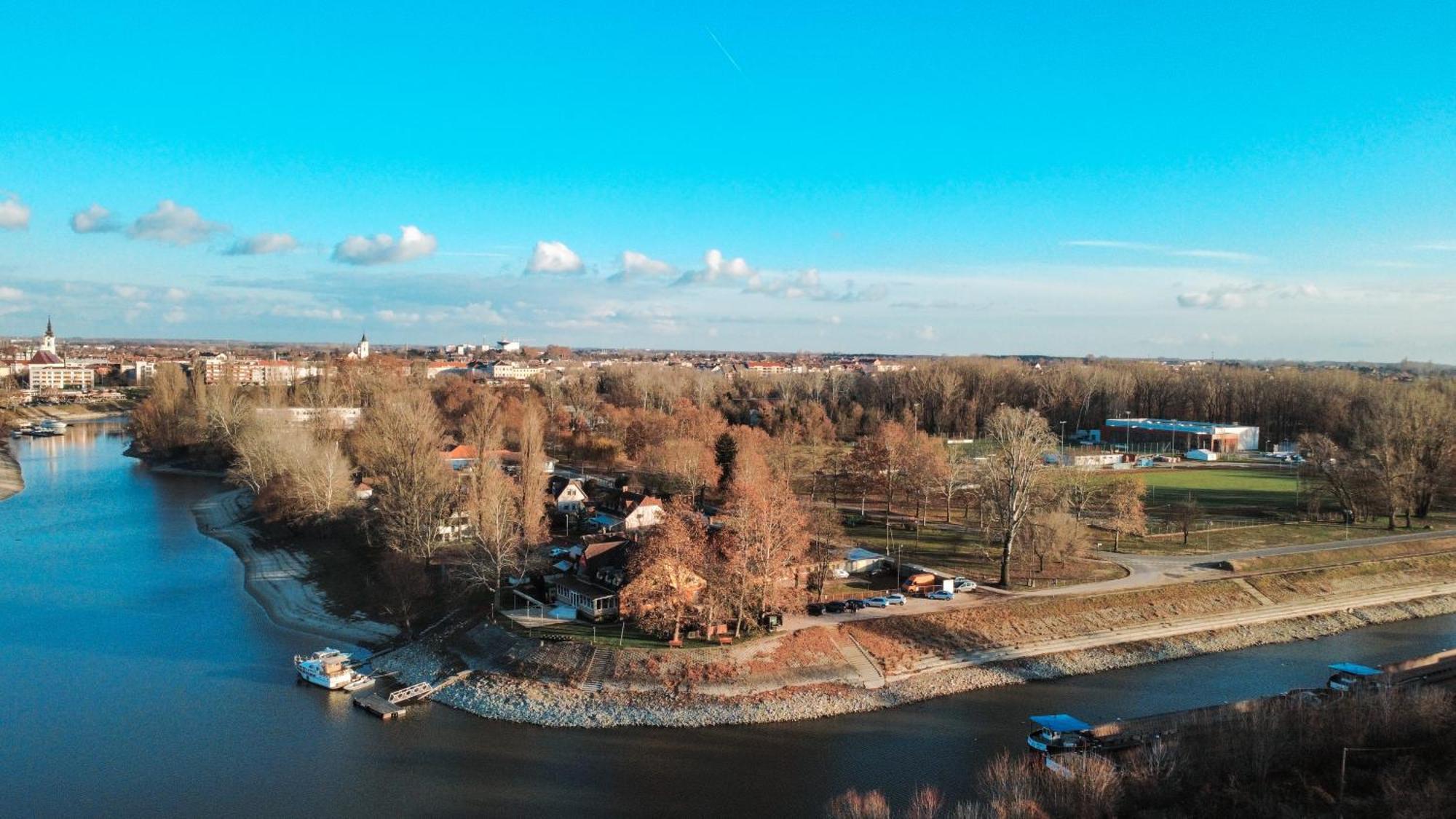 Sobri Halaszcsarda Es Panzio Baja Exteriör bild