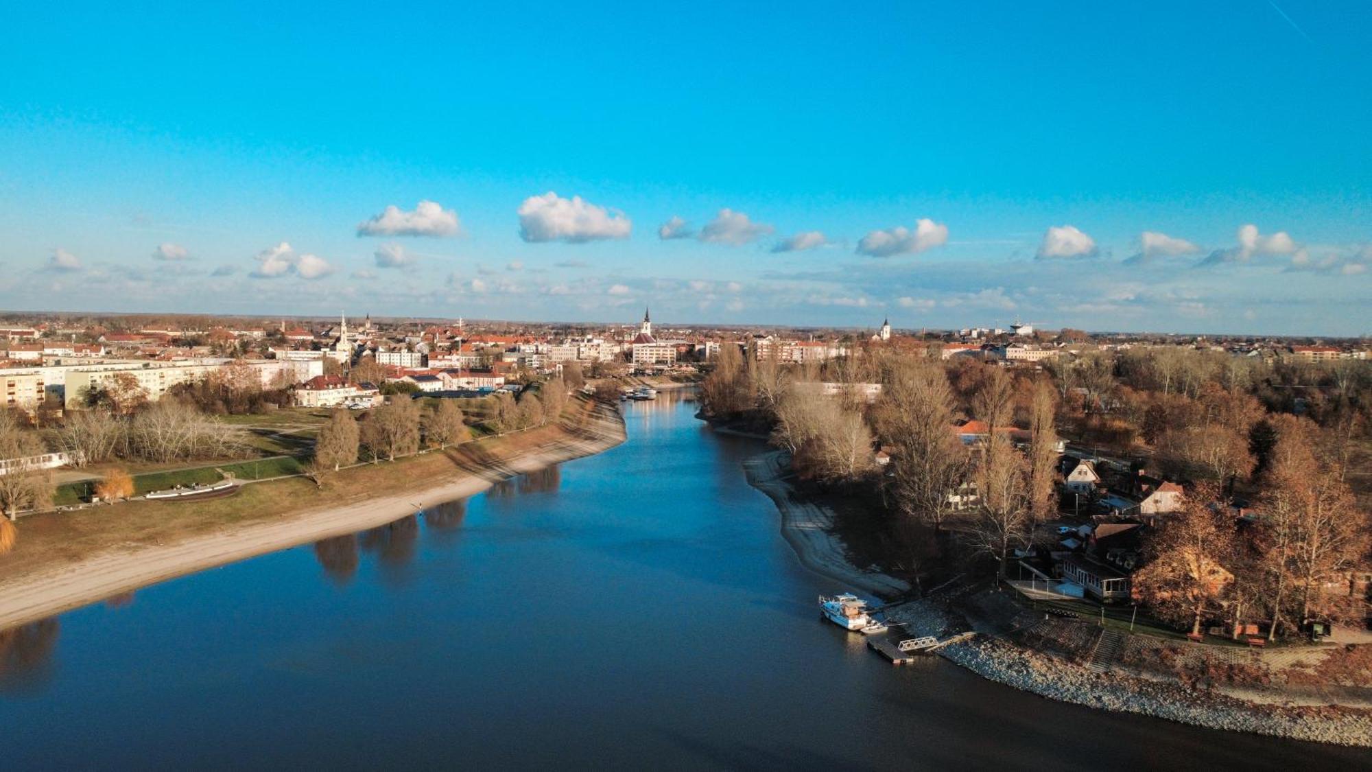 Sobri Halaszcsarda Es Panzio Baja Exteriör bild