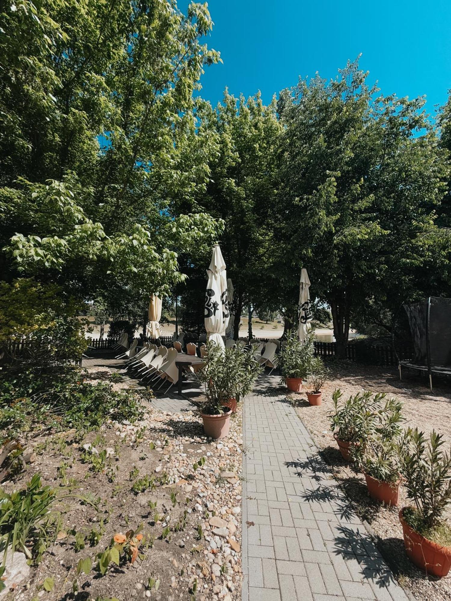 Sobri Halaszcsarda Es Panzio Baja Exteriör bild