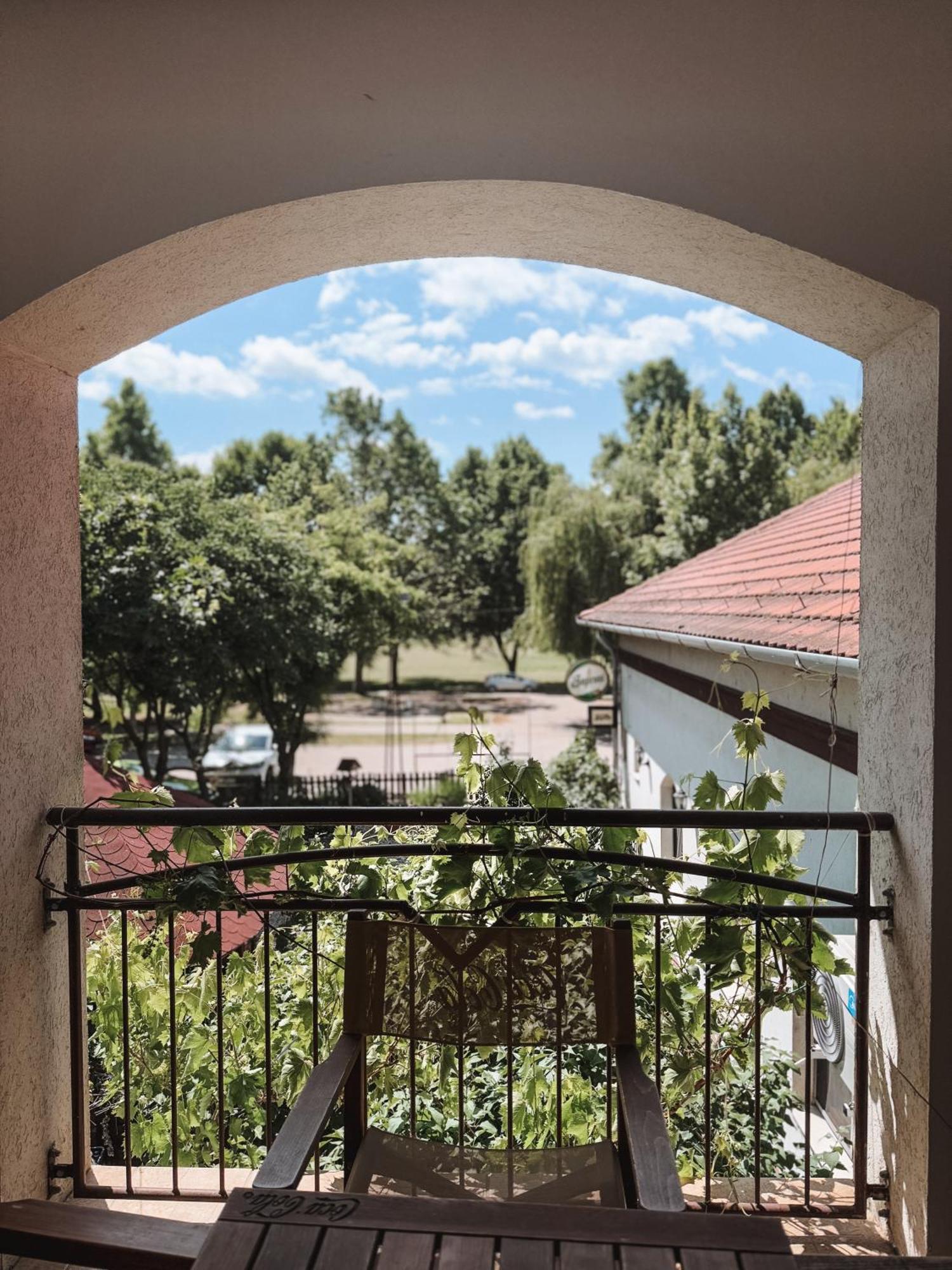 Sobri Halaszcsarda Es Panzio Baja Exteriör bild