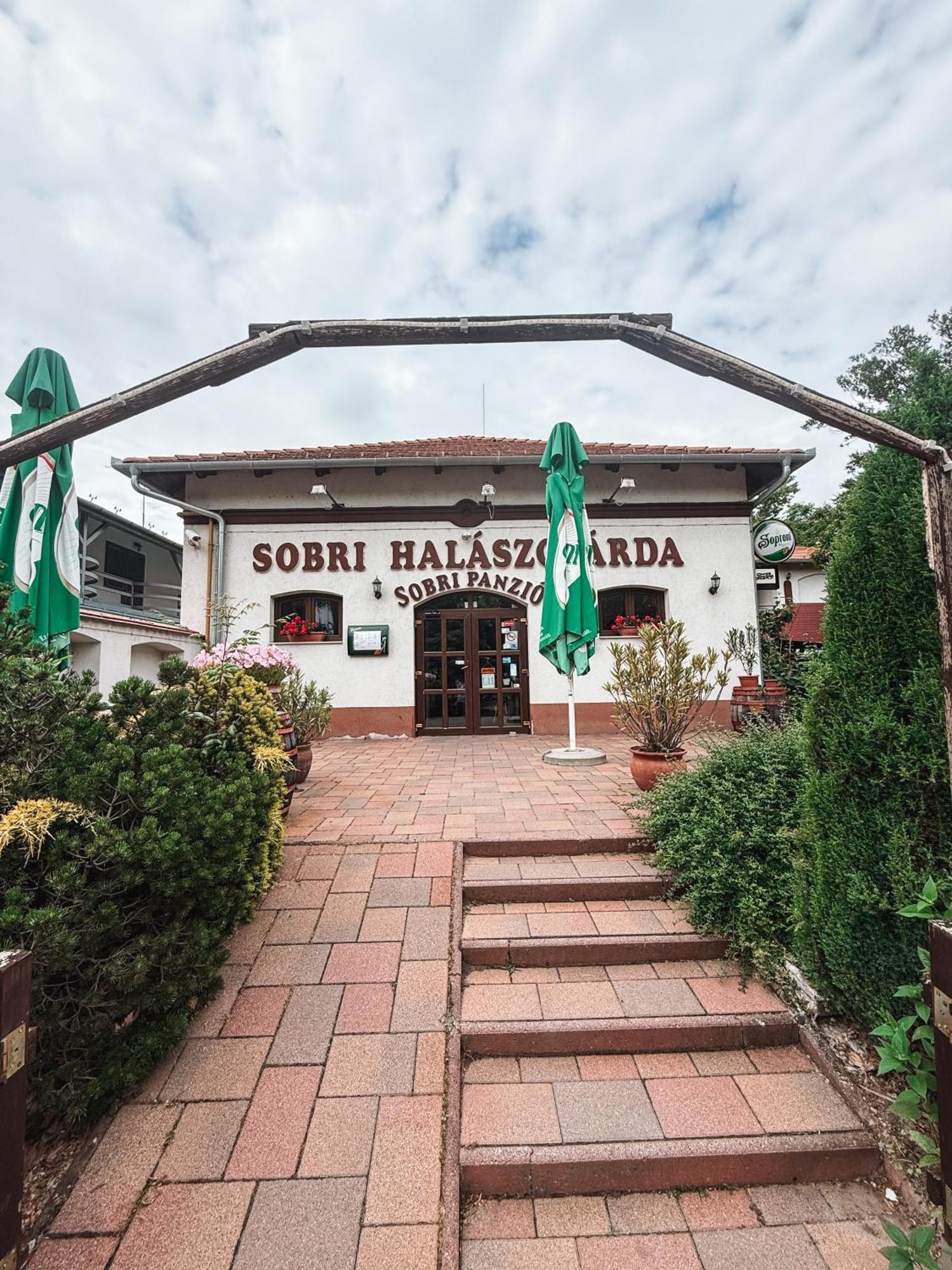Sobri Halaszcsarda Es Panzio Baja Exteriör bild