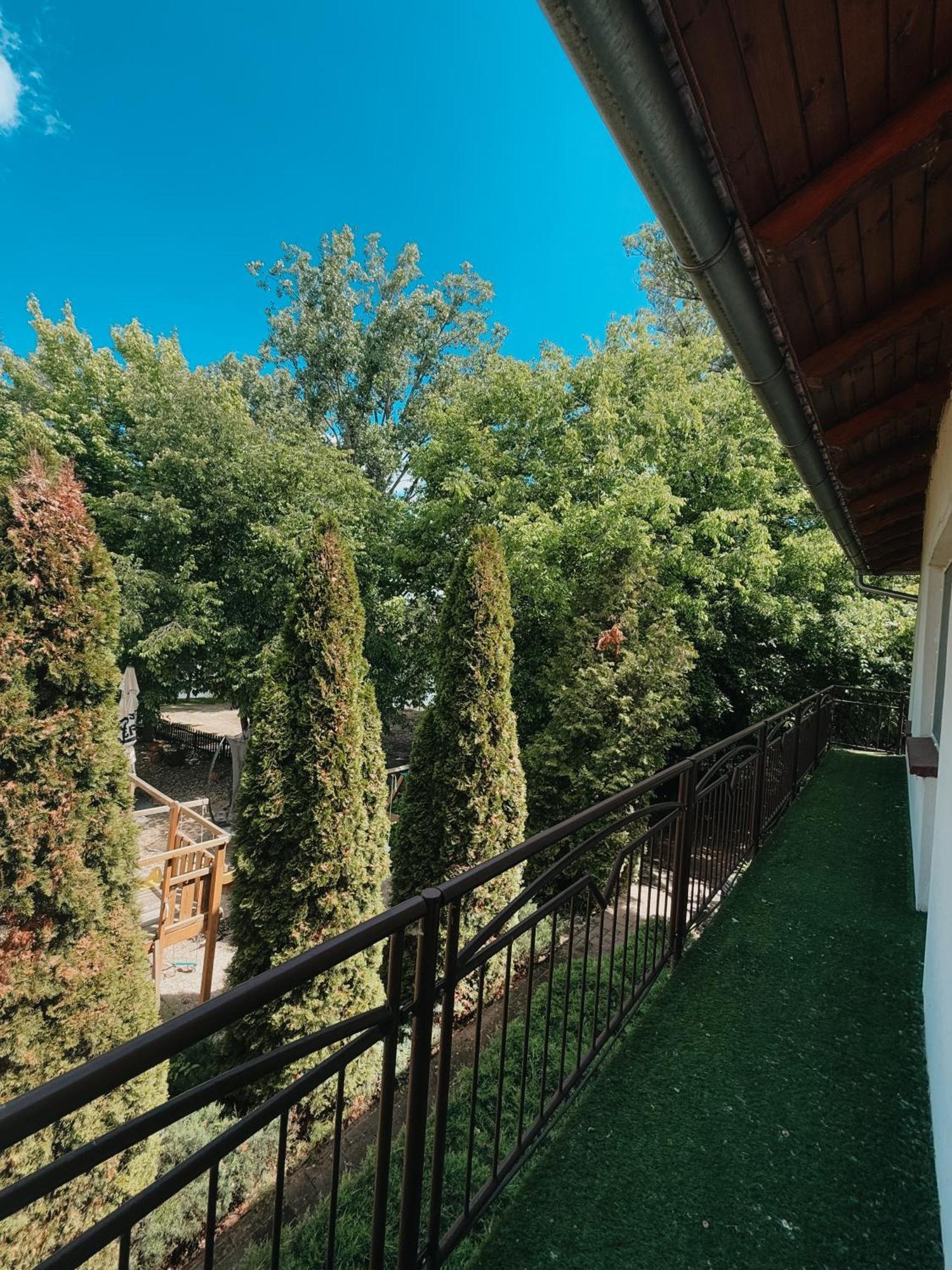 Sobri Halaszcsarda Es Panzio Baja Exteriör bild