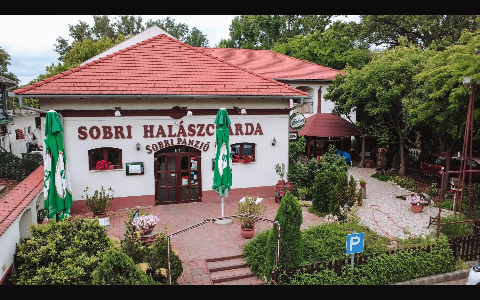 Sobri Halaszcsarda Es Panzio Baja Exteriör bild